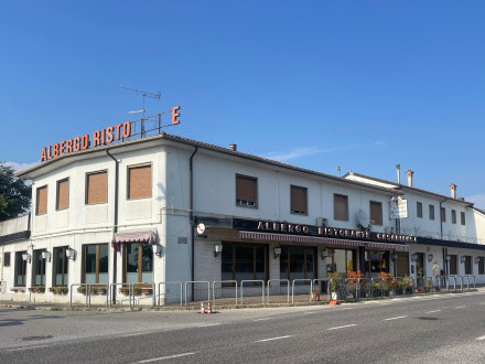 Vendesi Albergo Ristorante a Udine